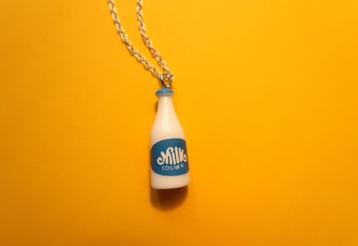 Zilverkleurig kettinkje met miniatuur melkfles hangertje  beschikbaar voor biedingen