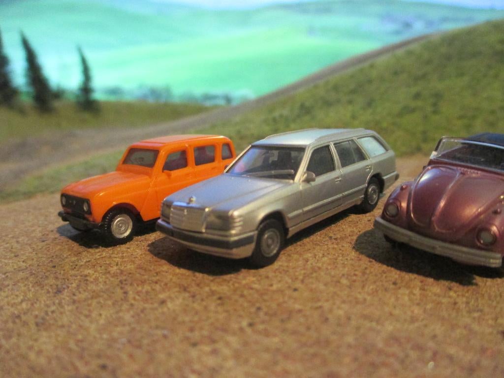 Mercedes Benz S124 Touring grijsmetallic en bumpers in kleur, Hobby en Vrije tijd, Modelauto's | 1:87, Ophalen of Verzenden, Zo goed als nieuw