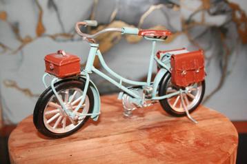 Miniatuur fiets beschikbaar voor biedingen