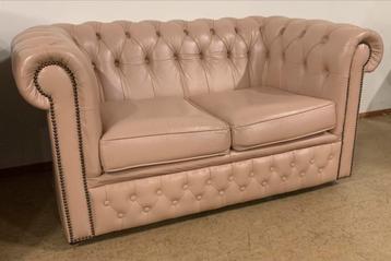 Prachtige Chesterfield Bank 2 Zits Lichtroze. beschikbaar voor biedingen