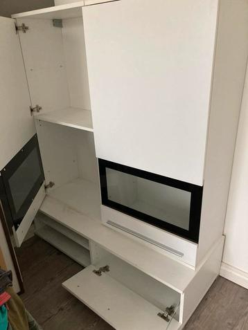 Gratis op te halen tv kastje met 2 kasten erop.