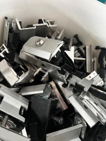 blubase universele klem beschikbaar voor biedingen