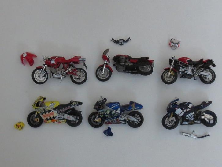 6 motorfietsen met schade, 2 motorrijders en een vlag, 1:24, Hobby en Vrije tijd, Modelauto's | 1:24, Gebruikt, Motor, Overige merken