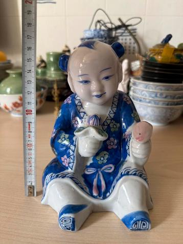 Chinese keramiek en porseleinen beeldje beschikbaar voor biedingen