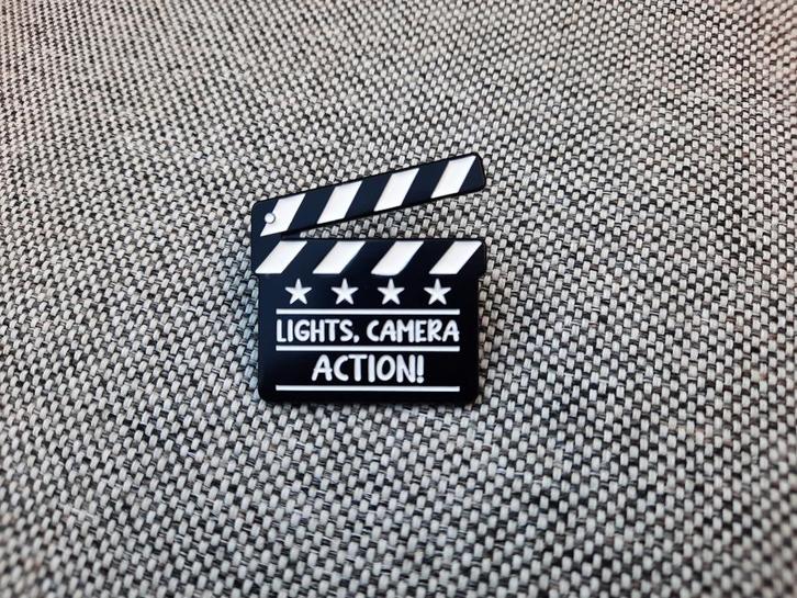1 pin van een filmklapper met de tekst Lights, Camera ACTION, Verzamelen, Speldjes, Pins en Buttons, Nieuw, Speldje of Pin, Overige onderwerpen