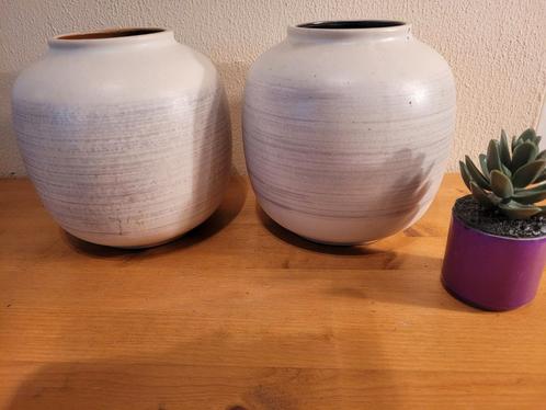 Twee identieke vintage vazen vaas wit grijs witte grijze, Huis en Inrichting, Woonaccessoires | Vazen, Zo goed als nieuw, Wit