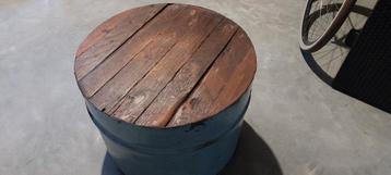 Unieke industriële bijzettafel van vat beschikbaar voor biedingen