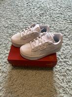 NIEUW, witte meisjes sneakers met zilveren accenten, maat 28, Meisje, Sportschoenen, Puma, Nieuw