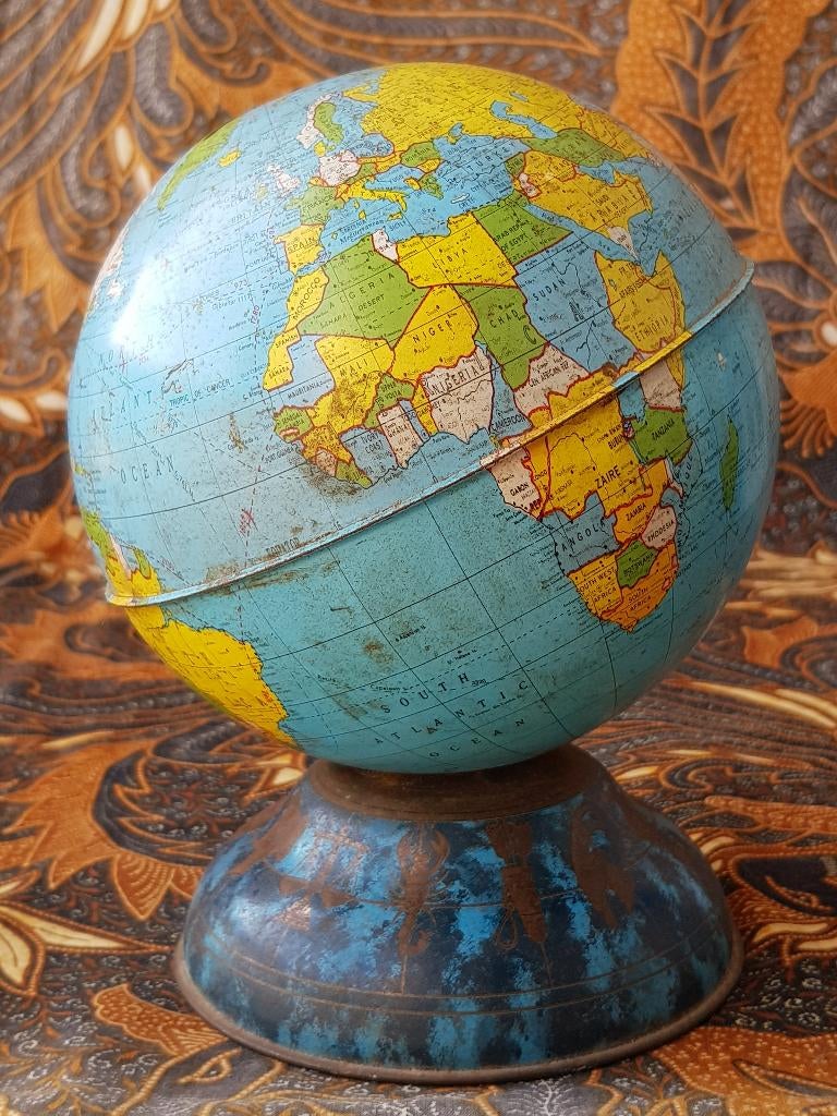 Mooie oude globe spaarpot uit Amerika van blik 17,5 cm., Antiek en Kunst, Ophalen of Verzenden
