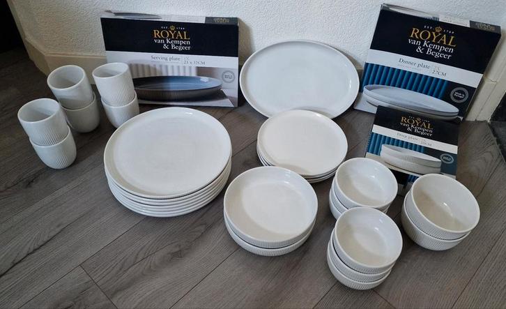 Ah royal van kempen en begeer servies borden kommen schaal, Huis en Inrichting, Keuken | Servies, Zo goed als nieuw, Compleet servies