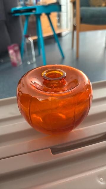 Copier oranje vaasje beschikbaar voor biedingen