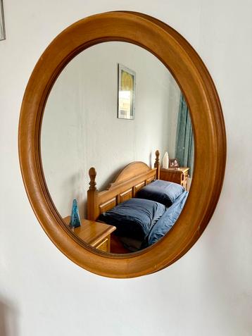 Spiegel ovaal met eikenhouten frame beschikbaar voor biedingen