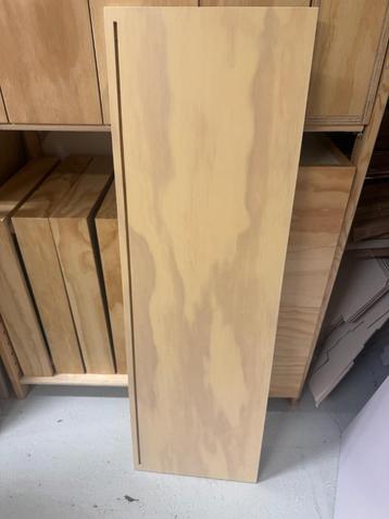 houten plank met metalen verwijderbare houders beschikbaar voor biedingen