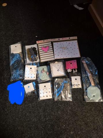 set nieuwe sierraden en haaraccessoires nieuwprijs €115,87 beschikbaar voor biedingen