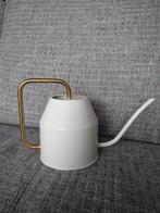 Witte gieter met gouden handvat, Tuin en Terras, Gieters, Ophalen of Verzenden, Zo goed als nieuw, Metaal