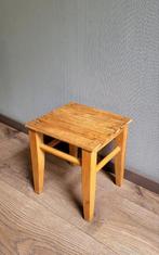 Oud bruin houten vierkant tafeltje, Huis en Inrichting, Tafels | Bijzettafels, Minder dan 45 cm, Gebruikt, Ophalen of Verzenden