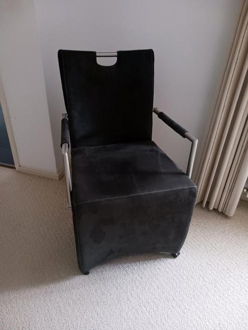 Zwarte nubuck stoel op wieltjes – Zo goed als nieuw, Huis en Inrichting, Stoelen, Zo goed als nieuw, Eén, Zwart, Ophalen