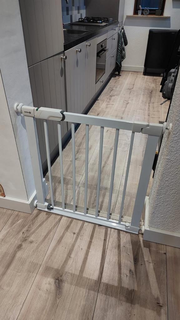 Safety first wit klem traphekje 'flat step', Kinderen en Baby's, Traphekjes, Zo goed als nieuw, Klemhekje, Metaal of IJzer, minder dan 100 cm