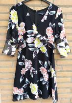 French Connection, jurk, maat s, crêpe, zwart met bloemen., Ophalen of Verzenden, Zo goed als nieuw, Maat 36 (S), Onder de knie