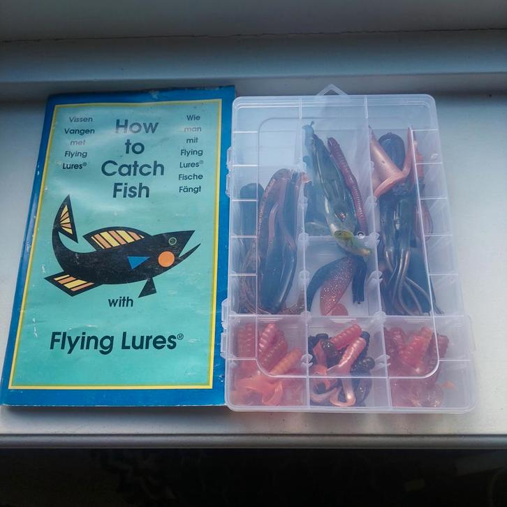 'How to catch fish with flying lures" boekje met lures erbij, Watersport en Boten, Hengelsport | Algemeen, Kunstaas, Ophalen of Verzenden