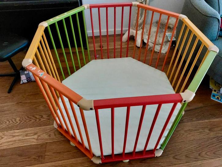 Geuther achthoekige houten box regenboog zgan!, Kinderen en Baby's, Boxen, Zo goed als nieuw, Overige vormen, In hoogte verstelbaar