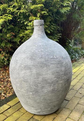 Uniek zeer grote gerestylde fles beschikbaar voor biedingen