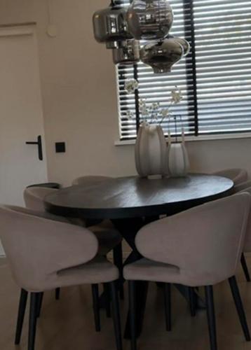 Eettafel eetkamertafel zwart ovaal beschikbaar voor biedingen