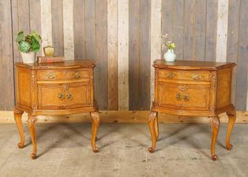 Twee sierlijke oude brocante mid century nachtkastjes rococo beschikbaar voor biedingen