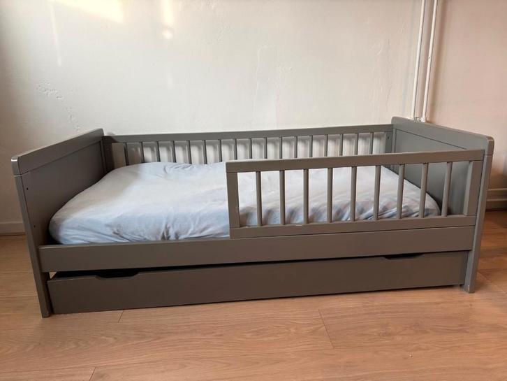 Peuterbed grijs, 146x77 cm, Kinderen en Baby's, Kinderkamer | Bedden, Gebruikt, 140 tot 160 cm, 70 tot 85 cm, Lattenbodem, Matras