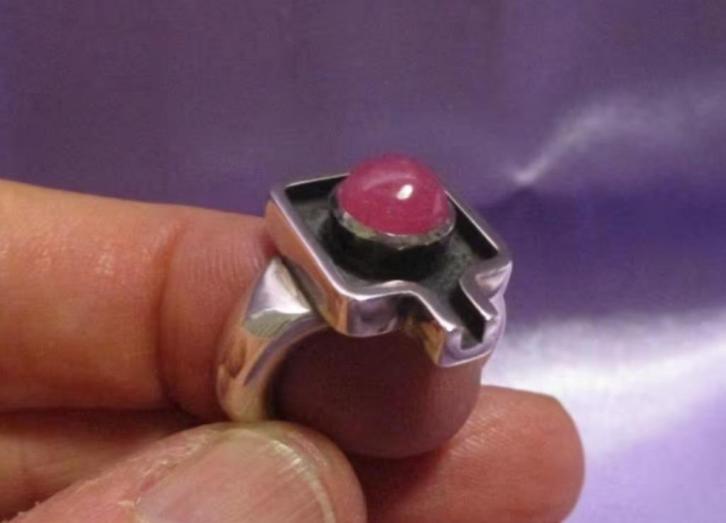 Unieke Shiva Shivalingam ring Ø 17,3 mm met robijn, Verzamelen, Religie, Verzenden