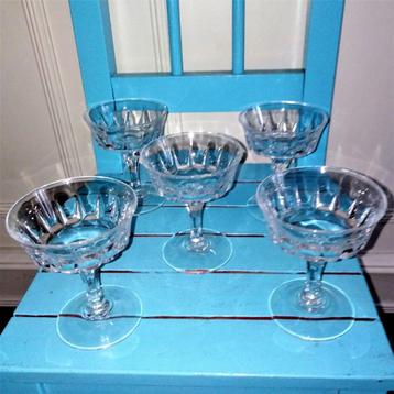 Likeurglaasjes mooi bewerkt op voetje set van 5 beschikbaar voor biedingen