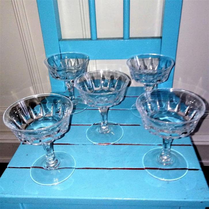 Likeurglaasjes mooi bewerkt op voetje set van 5, Huis en Inrichting, Keuken | Servies, Gebruikt, Glas of Glazen, Overige stijlen