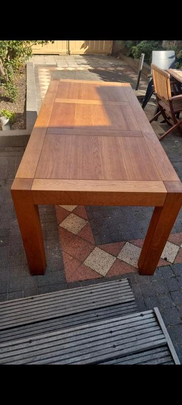 Te koop nette eettafel beschikbaar voor biedingen