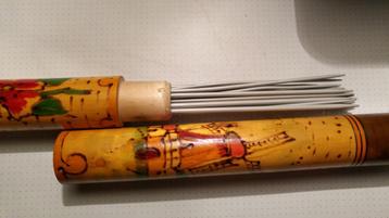 Antieke, mooi beschilderde Breipennenkoker, fraai design. beschikbaar voor biedingen