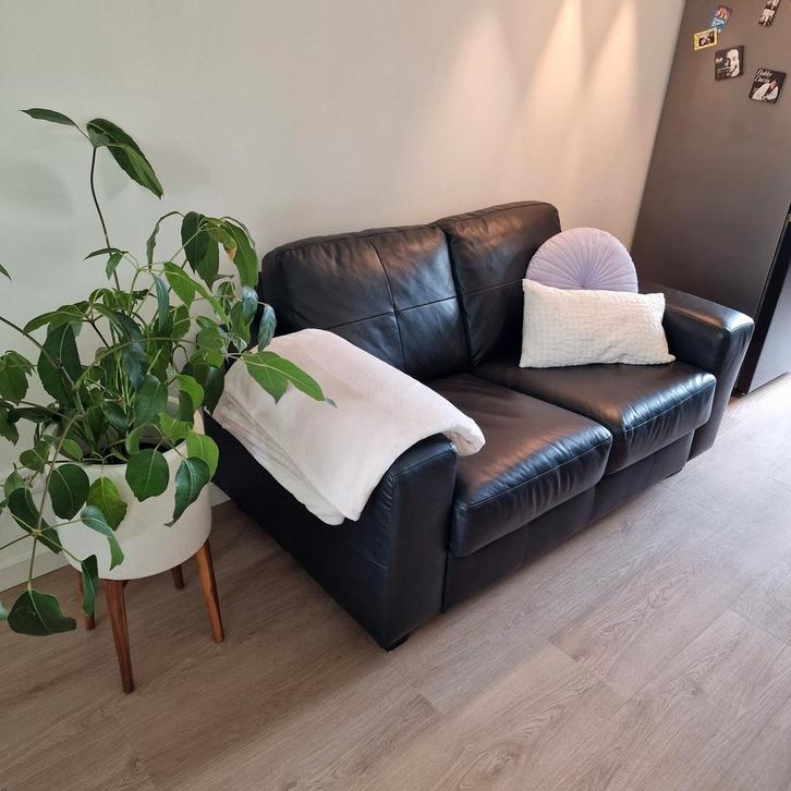 Zwarte tweezitter bank, Huis en Inrichting, Banken | Sofa's en Chaises Longues, Zo goed als nieuw, Tweepersoons, 75 tot 100 cm