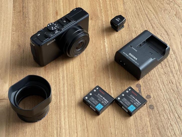 Sigma DP2 Foveon Digital Camera Batteries Charger Viewfinder, Audio, Tv en Foto, Fotocamera's Digitaal, Zo goed als nieuw, Overige Merken