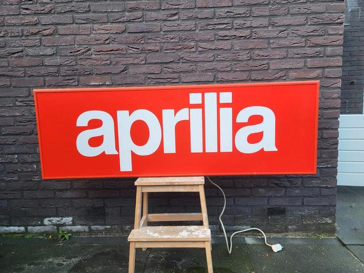 Aprilia lichtreclame / lichtbak 150x50cm cm, Verzamelen, Merken en Reclamevoorwerpen, Zo goed als nieuw, Lichtbak of (neon) lamp