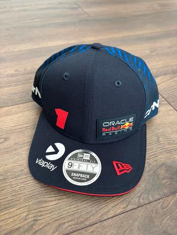 NIEUW: Red Bull Racing Max Verstappen pet 2023 Nr.1 beschikbaar voor biedingen