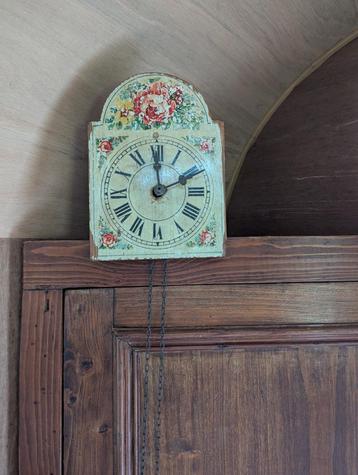 Oude houten wandklok beschikbaar voor biedingen