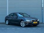 BMW 3-Serie 1.6 320I 125KW EDE 2013 Bruin, Auto's, Achterwielaandrijving, 4 cilinders, Bruin, Emergency brake assist