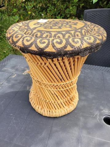 leuk bijzetafeltje, van Riet, met print. kan ook als krukje beschikbaar voor biedingen