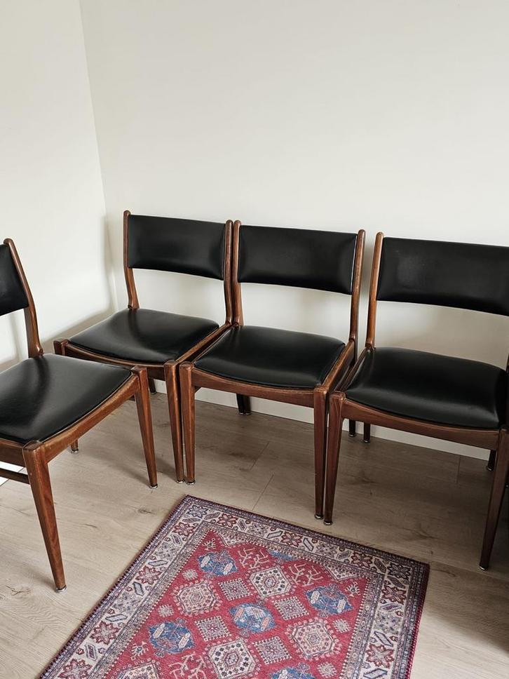 4 designstoelen in de stijl van Niels Møller – jaren ’70, Huis en Inrichting, Stoelen, Zo goed als nieuw, Vier, Hout, Leer, Zwart