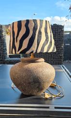 Kruiklamp in bruin met zebra kleur kap, Huis en Inrichting, Lampen | Tafellampen, Ophalen of Verzenden, Zo goed als nieuw, Minder dan 50 cm