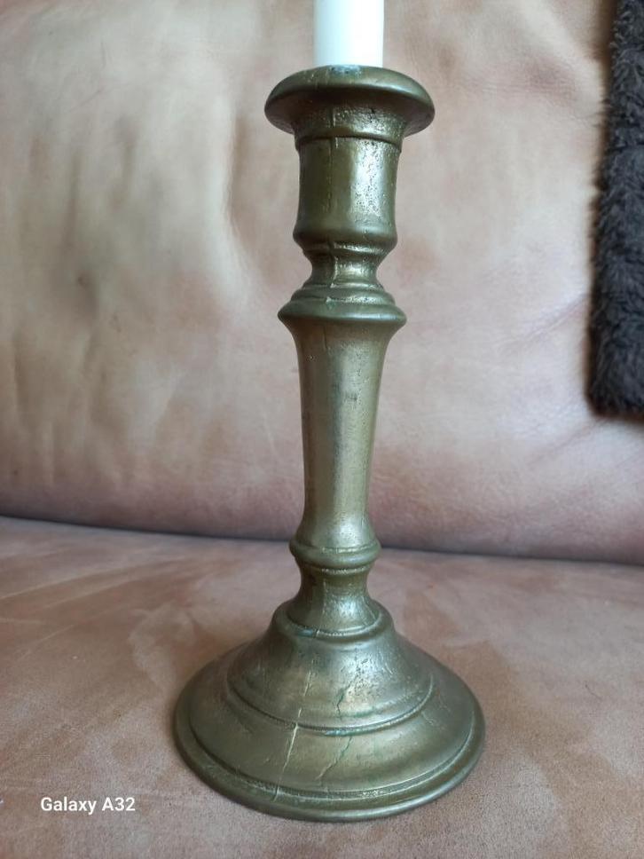 Koperen kandelaar, zandgegoten en gesmoord, 20 cm hoog, Antiek en Kunst, Antiek | Kandelaars, Koper of Brons, Ophalen of Verzenden