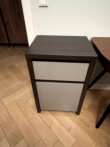 Bureau kastje beschikbaar voor biedingen