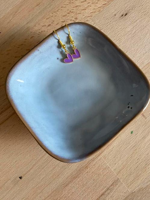 Hippe zelfgemaakte oorbellen- haakje met paarse hartjes, Sieraden, Tassen en Uiterlijk, Kettinghangers, Zo goed als nieuw, Overige materialen