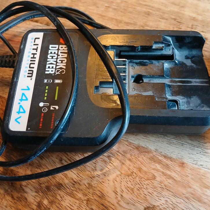 2x accu te koop Black&decker met lader, Doe-het-zelf en Verbouw, Gereedschap | Boormachines, Zo goed als nieuw, Boor- en Schroefmachine