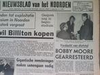 Voetballer Bobby Moore gearresteerd (1970), Ophalen of Verzenden, 1960 tot 1980, Knipsel(s)
