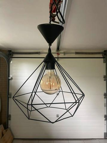 Zwarte Draadlamp met Lamp beschikbaar voor biedingen