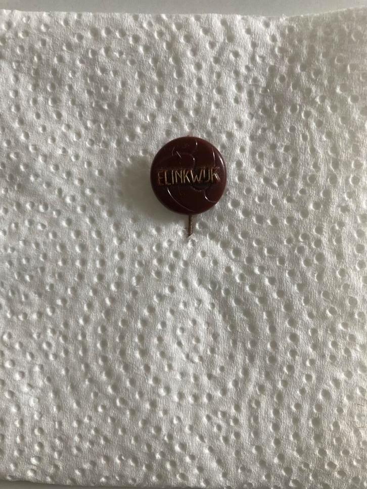 Speldje Voetbal de bruine plastic voetbal van vv Elinkwijk, Verzamelen, Speldjes, Pins en Buttons, Gebruikt, Speldje of Pin, Sport